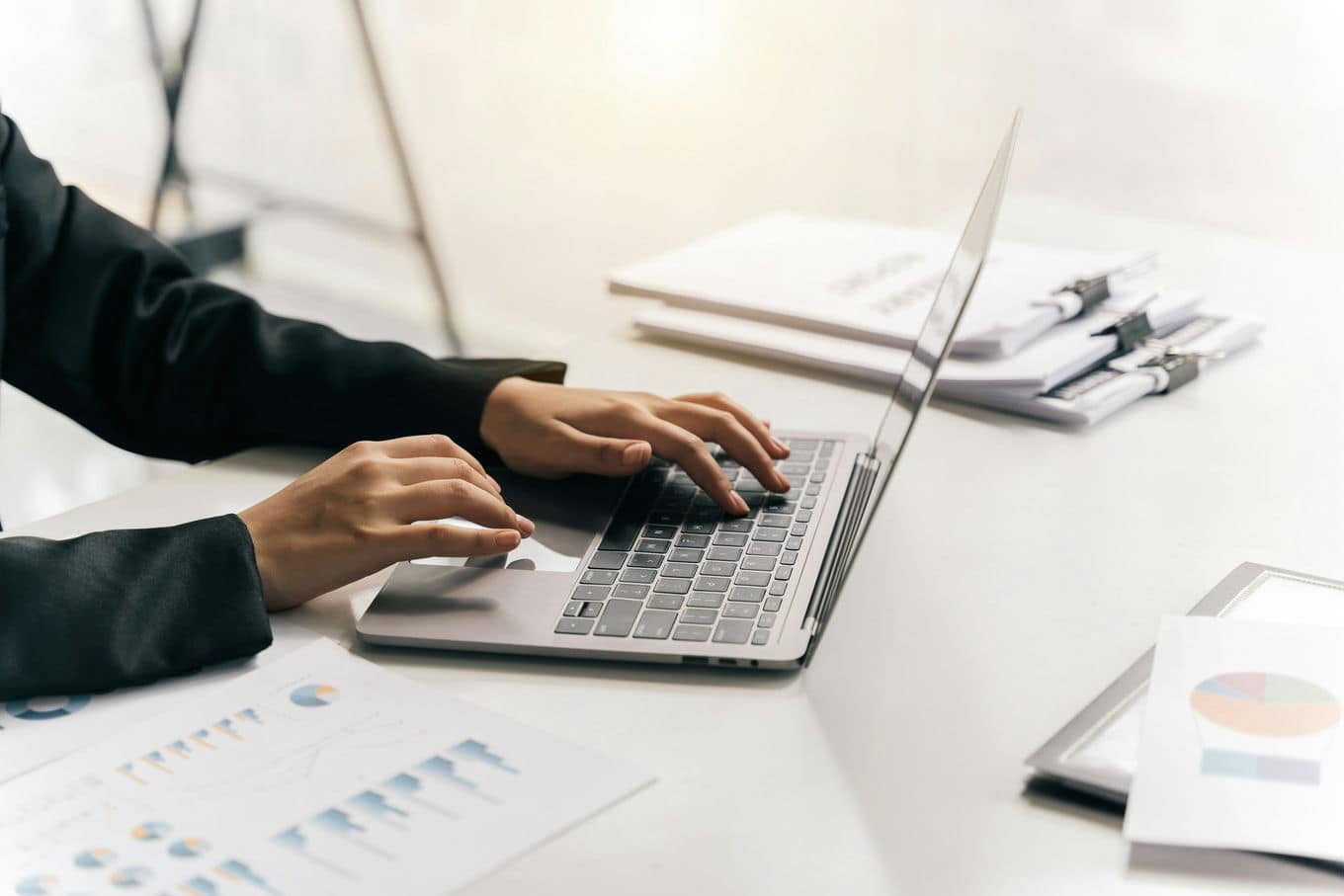 mężczyzna wprowadzający dane finansowe na laptopie