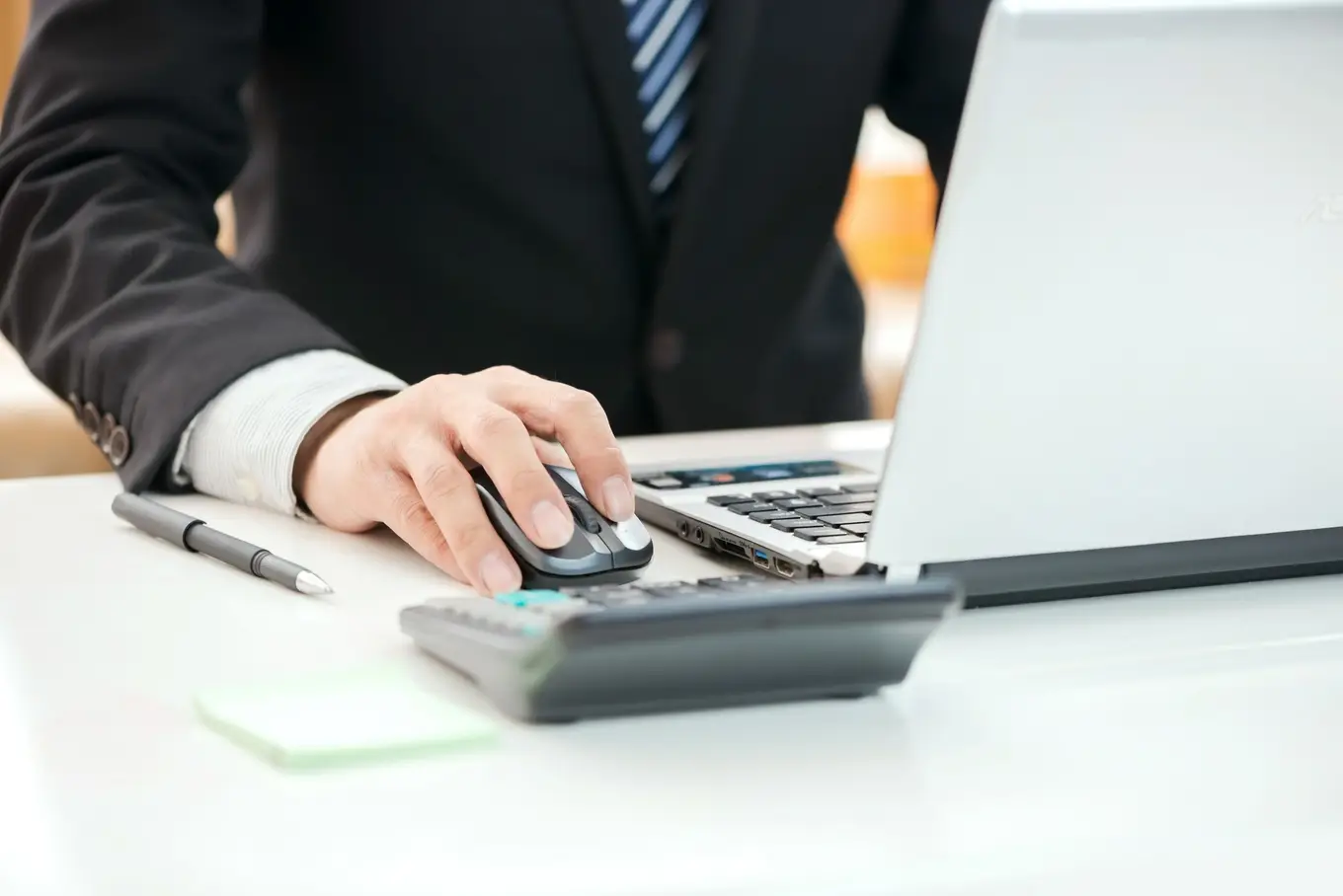 księgowy pracujący na laptopie